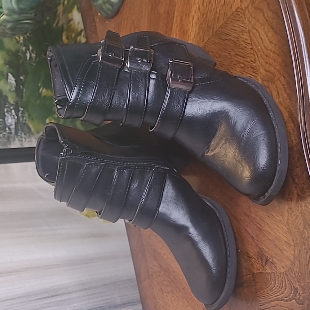 Womens 7 Pink Label Black leather sassy ankle booties with heel + side zipper